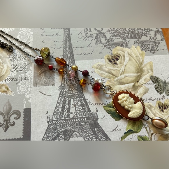 Vintage Cameo Brooch Repurposed Pendant Necklace - Picture 2 of 4